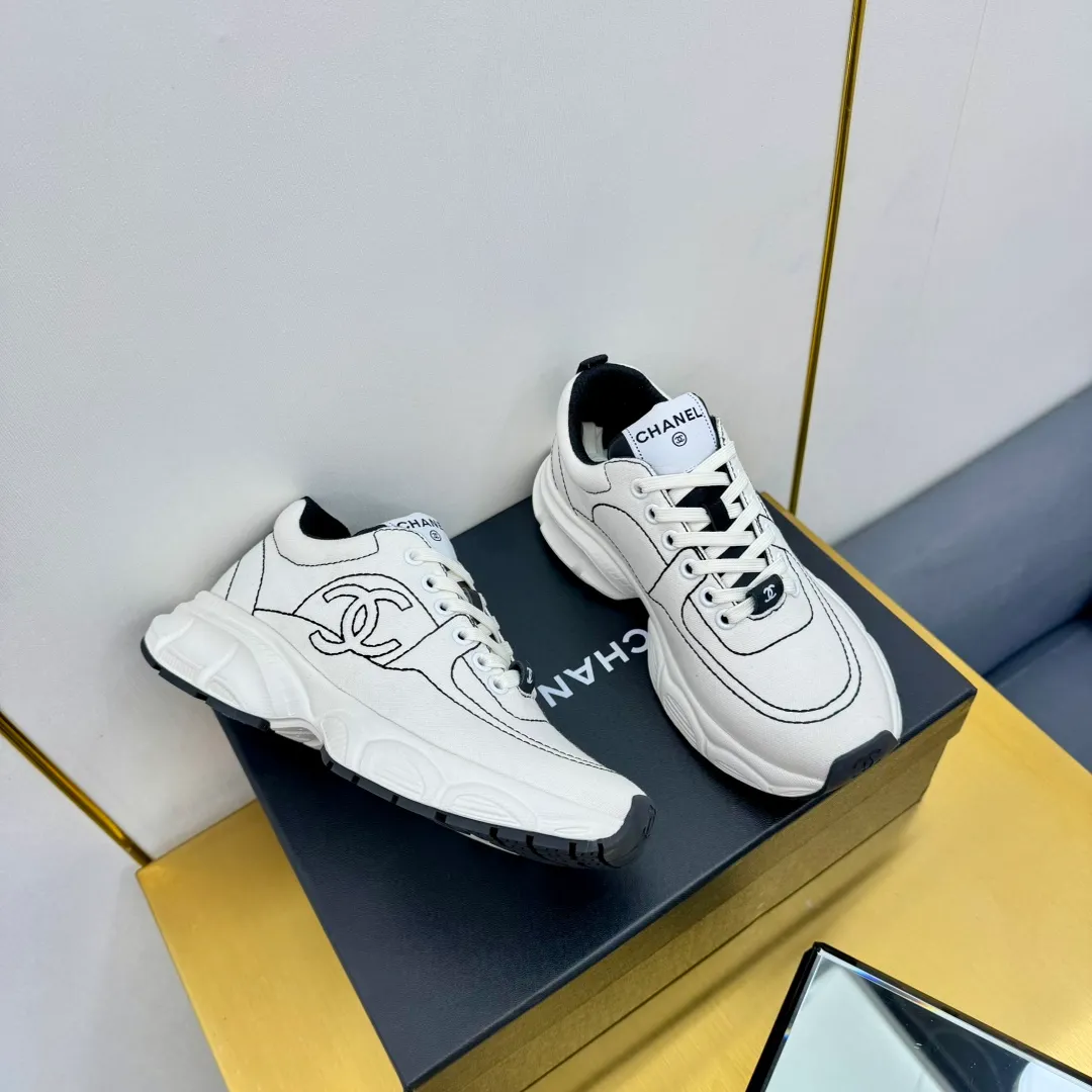 👟👟Ex-factory price 620👟👟 Upgraded version, upgraded version, upgraded version! No rebuttal accepted! ! ! ! Chanel Chanel dad shoes, couples' model for men and women - 2025 top casual sports shoes in the counter. This classic design; the upper is electro-embroidered with various techniques; ❷The inner lining is made of: original Yangli + net ❸The outsole is based on: the original TPU combination outsole. The full set of boutique packaging for women 35–41
